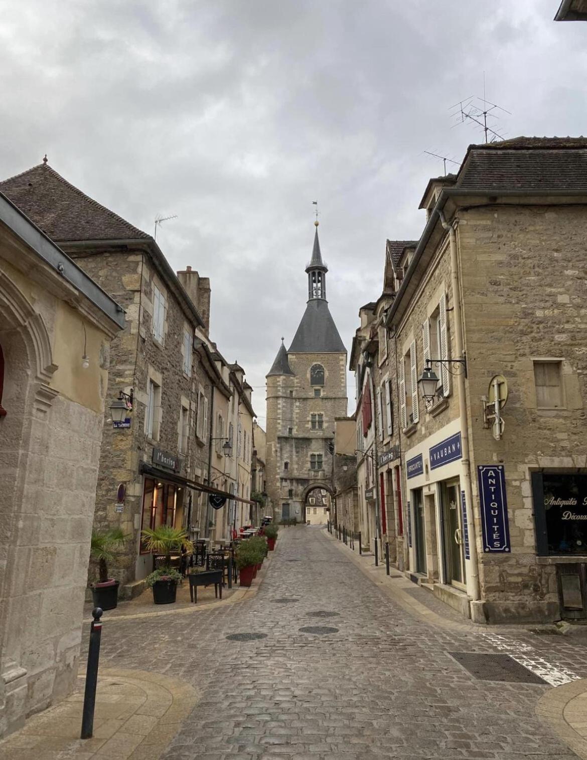 "La Petite Maison" Triplex Au Centre Ville - Les Terres Du Roy Avallon Buitenkant foto